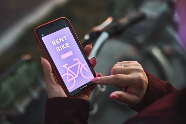 Vrouw Huren Fiets Met Behulp Van Verhuur App Mobiele Telefoon — Stockfoto