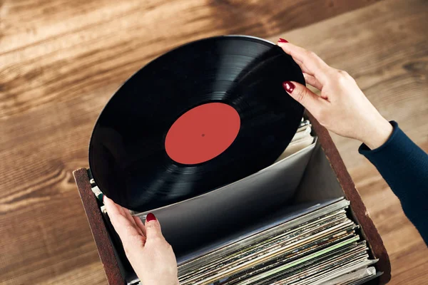 Playing Vinyl Records Listening Music Vinyl Record Player Retro Vintage — ストック写真