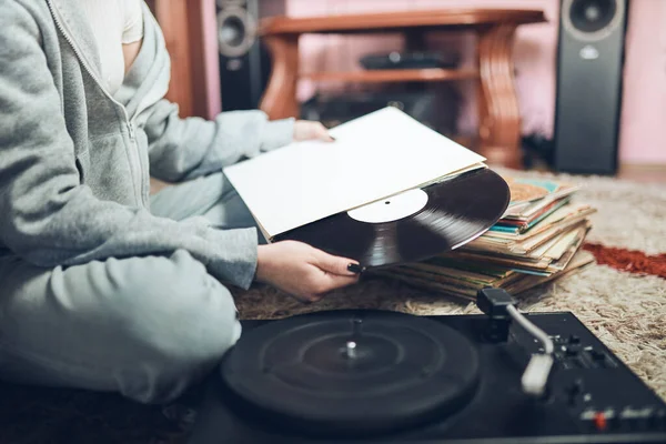 Young Woman Listening Music Vinyl Record Player Retro Vintage Music — Foto de Stock