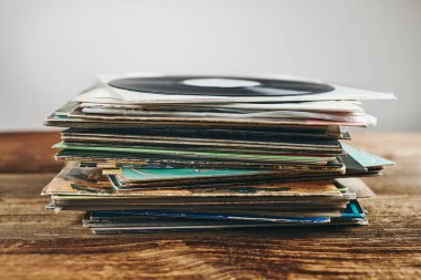 Vinil plaklar yığını. Kayıttan müzik dinlemek. Analog diskten müzik çalmak. Retro ve antika. Müzik seti. Analog sesi