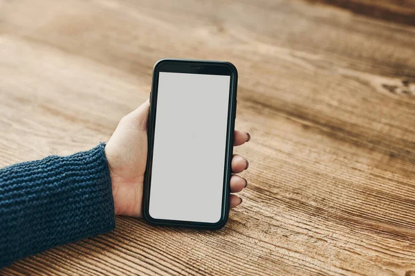 Mão Feminina Segurando Smartphone Mockup Com Cor Branca Sólida Vazio — Fotografia de Stock