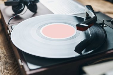 Vinil plaktan müzik dinliyorum. Plak çalar üzerinde analog diskten müzik çalmak. Eski koleksiyonumdan müziğin tadını çıkarıyorum. Evde dinleniyorum. Retro ve antika. Ses stereo ekipmanı. Analog sesi