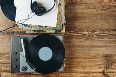 Vinil plaktan müzik dinliyorum. Plak çalar üzerinde analog diskten müzik çalmak. Eski koleksiyonumdan müziğin tadını çıkarıyorum. Evde dinleniyorum. Retro ve antika. Ses stereo ekipmanı. Analog ses. İçerik için hazır
