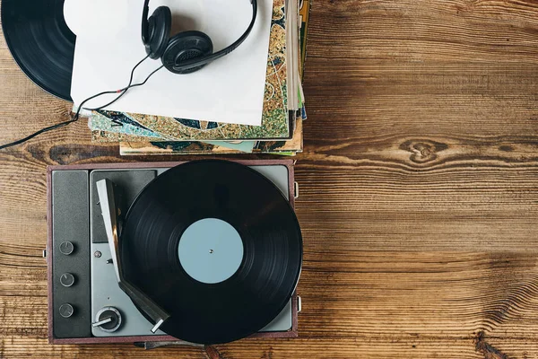 Vinil Plaktan Müzik Dinliyorum Plak Çalar Üzerinde Analog Diskten Müzik — Stok fotoğraf