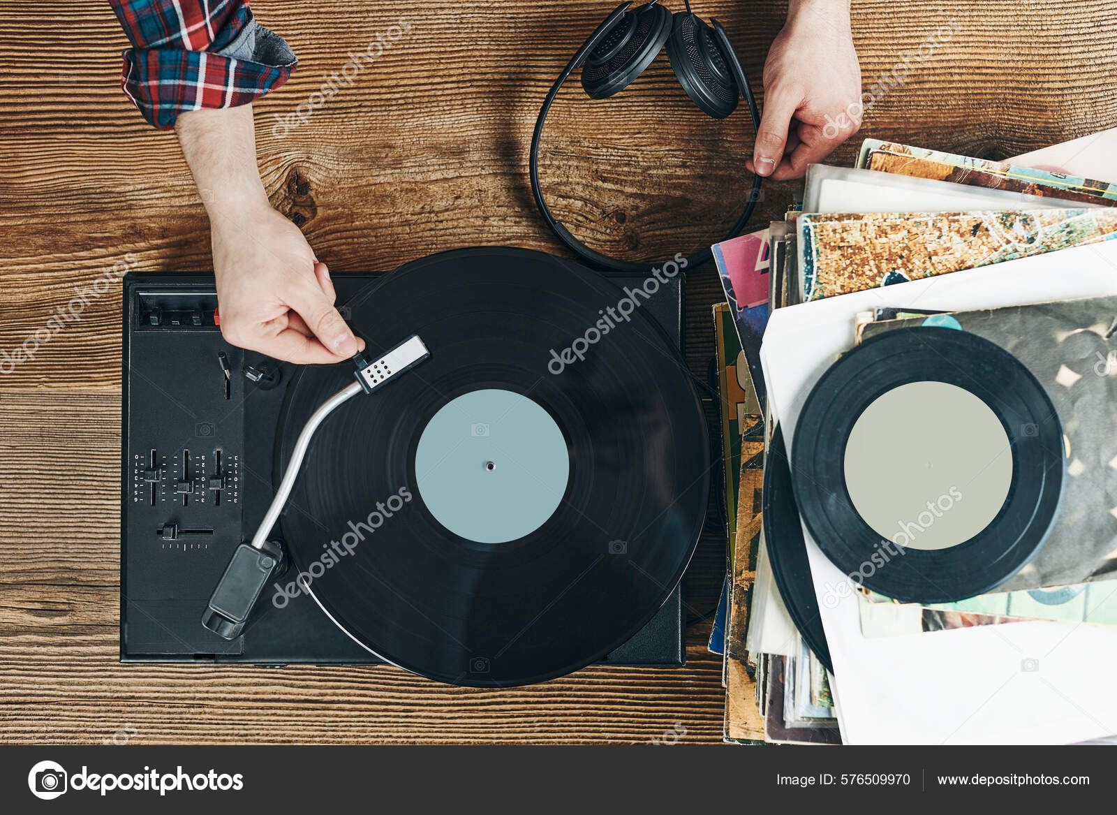 Platine vinyle vintage avec disque vinyle sur tourne-disque photo stock