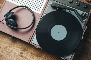 Vinil plaktan müzik dinliyorum. Plak çalar üzerinde analog diskten müzik çalmak. Eski koleksiyonumdan müziğin tadını çıkarıyorum. Evde dinleniyorum. Retro ve antika. Ses stereo ekipmanı. Analog sesi
