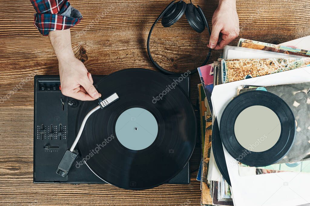 Fotos de Hombre Escuchando Música Del Disco Vinilo Reproducción