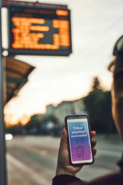 Donna Che Acquista Biglietto Online Alla Fermata Dell Autobus Prima — Foto Stock