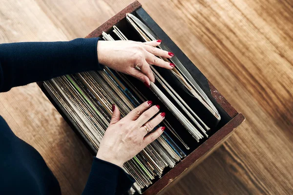 Playing Vinyl Records Listening Music Vinyl Record Player Retro Vintage — Stock Photo, Image