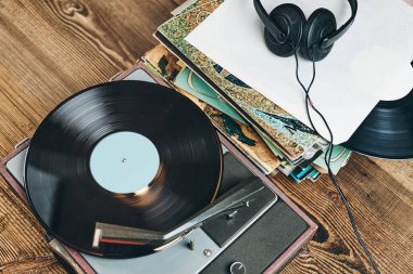 Vinil plaktan müzik dinliyorum. Plak çalar üzerinde analog diskten müzik çalmak. Eski koleksiyonumdan müziğin tadını çıkarıyorum. Evde dinleniyorum. Retro ve antika. Ses stereo ekipmanı. Analog sesi