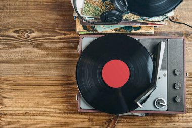 Vinil plaktan müzik dinliyorum. Plak çalar üzerinde analog diskten müzik çalmak. Eski koleksiyonumdan müziğin tadını çıkarıyorum. Evde dinleniyorum. Retro ve antika. Ses stereo ekipmanı. Analog ses. Boşluğu kopyala