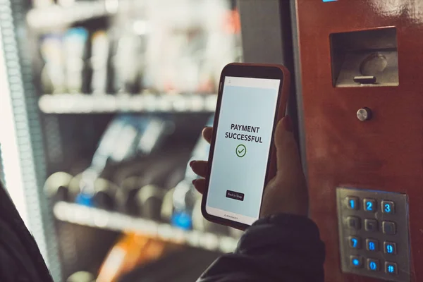 Consumer Paying Product Vending Machine Using Contactless Method Payment Mobile — Foto Stock