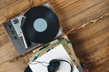 Vinil plaktan müzik dinliyorum. Plak çalar üzerinde analog diskten müzik çalmak. Eski koleksiyonumdan müziğin tadını çıkarıyorum. Evde dinleniyorum. Retro ve antika. Ses stereo ekipmanı. Analog ses. İçerik için hazır