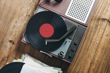 Vinil plaktan müzik dinliyorum. Plak çalar üzerinde analog diskten müzik çalmak. Eski koleksiyonumdan müziğin tadını çıkarıyorum. Evde dinleniyorum. Retro ve antika. Ses stereo ekipmanı. Analog sesi