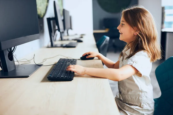 Fascinerende Computerklas Leren Technologie Gebruiken Klas Basisschool Schoolmeisje Met Behulp — Stockfoto