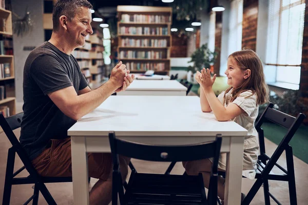Babası Halk Kütüphanesinde Kızıyla Taş Kağıt Makas Oynuyor Küçük Kız — Stok fotoğraf