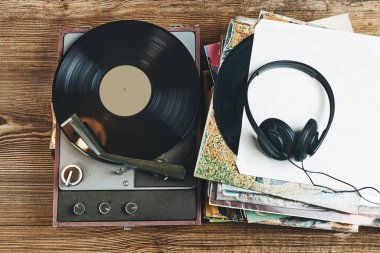Vinil plaktan müzik dinliyorum. Plak çalar üzerinde analog diskten müzik çalmak. Eski koleksiyonumdan müziğin tadını çıkarıyorum. Evde dinleniyorum. Retro ve antika. Ses stereo ekipmanı. Analog sesi