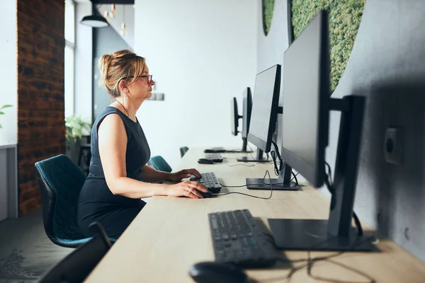 Concerned Businesswoman Working Computer Office Busy Woman Sitting Desk Front — Stockfoto
