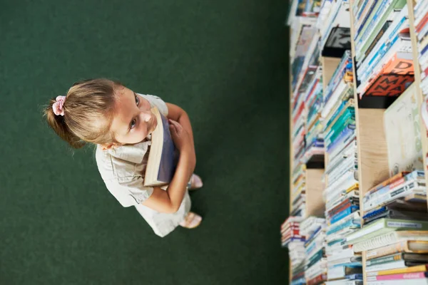 Sttudent Kijkt Naar Bovenste Boekenplank Schoolbibliotheek Slimme Meid Die Literatuur — Stockfoto