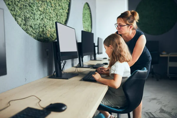 Teacher Assisting Schoolgirl While Computer Class Primary School Child Learning — Stock Photo, Image