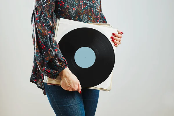 レコードを持ってる女 音楽への情熱 アナログレコードから音楽を聴く ターンテーブルプレーヤーでアナログディスクから音楽を再生します 古いコレクションの音楽をお楽しみください レトロでヴィンテージ ステレオオーディオ アナログ サウンド — ストック写真