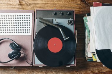 Vinil plaktan müzik dinliyorum. Plak çalar üzerinde analog diskten müzik çalmak. Eski koleksiyonumdan müziğin tadını çıkarıyorum. Evde dinleniyorum. Retro ve antika. Ses stereo ekipmanı. Analog sesi