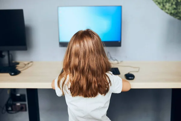 Leren Technologie Gebruiken Klas Basisschool Schoolmeisje Met Behulp Van Computer — Stockfoto