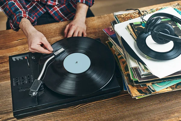 Hombre Escuchando Música Del Disco Vinilo Reproducción Música Desde Disco —  Fotos de Stock