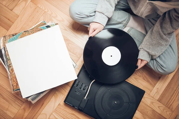 Young Woman Listening Music Vinyl Record Player Retro Vintage Music — Fotografia de Stock