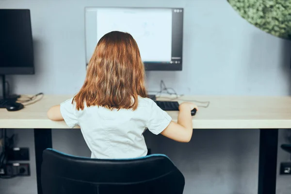 Leren Technologie Gebruiken Klas Basisschool Schoolmeisje Met Behulp Van Computer — Stockfoto