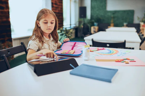 Schoolmeisje Met Behulp Van Tablet Kind Doet Huiswerk Aan Het — Stockfoto