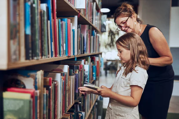 Profesor Ayudando Elegir Libro Colegiala Biblioteca Escuela Chica Inteligente Seleccionando — Foto de Stock