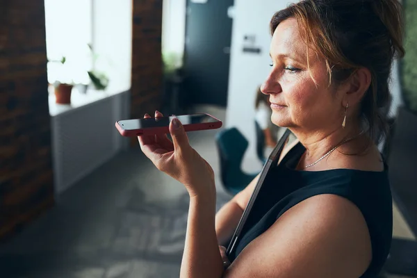 Woman Having Business Call Working Office Mature Woman Talking Mobile — Stok fotoğraf