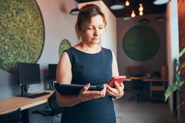 Kadını Görüşmesi Yapıyor Ofiste Tablet Üzerinde Çalışıyor Modern Mekanda Pencerenin — Stok fotoğraf