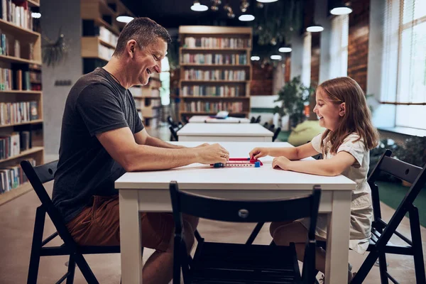 Babası Kızıyla Halk Kütüphanesinde Masa Oyunu Oynuyor Lkokuldan Sonra Çocuğun — Stok fotoğraf