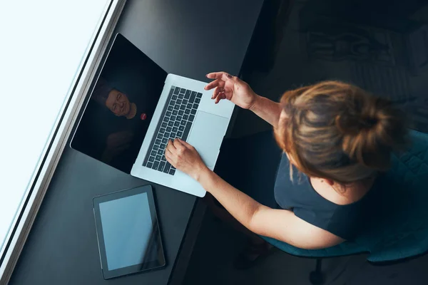 Ofisteki Bilgisayarında Videosu Olan Bir Kadın Olgun Meşgul Bir Kadın — Stok fotoğraf