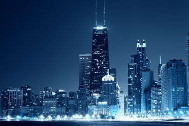 şehir merkezinde gece Chicago'da