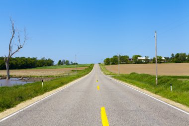 Bulutlu mavi gökyüzü ile Amerikan country road