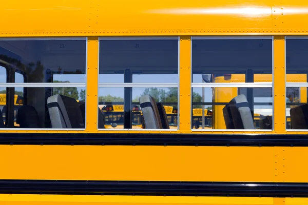 Autobus szkolny — Zdjęcie stockowe