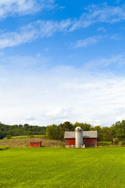 Amerikaanse boerderij in hete zomerdag — Stockfoto