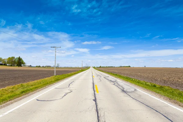 Αμερικανική επαρχιακό δρόμο με μπλε συννεφιά — Φωτογραφία Αρχείου