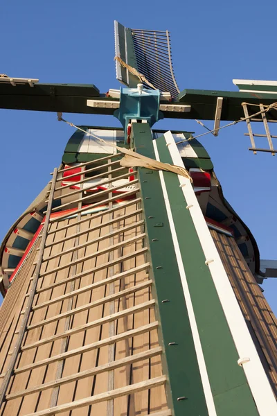 Ancien moulin à vent à la lumière du soleil couchant . — Photo