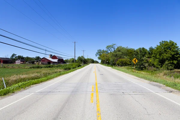 Mavi gökyüzü ile kırsal yol — Stok fotoğraf