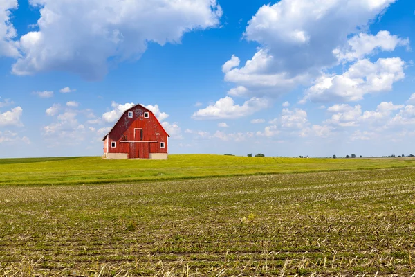 Tradycyjne amerykańskie stodole czerwony z błękitnego nieba — Zdjęcie stockowe
