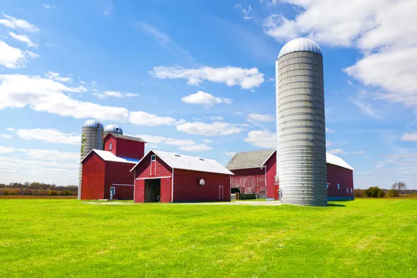 Amerikaanse platteland rode boerderij met blauwe hemel — Stockfoto