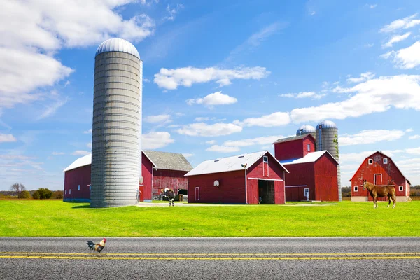 Granja roja de campo americana con cielo azul — Foto de Stock