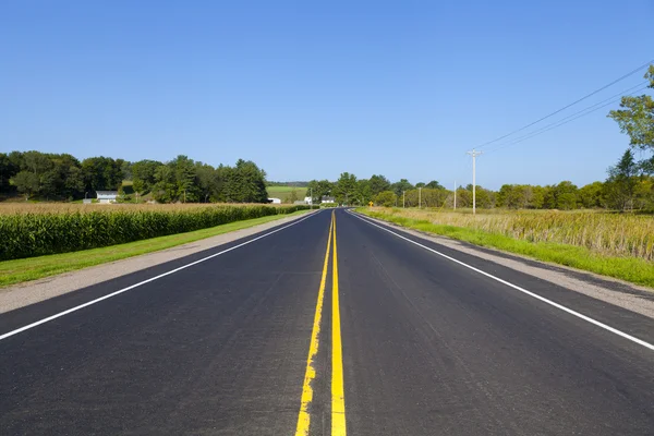 Route de campagne avec ferme — Photo