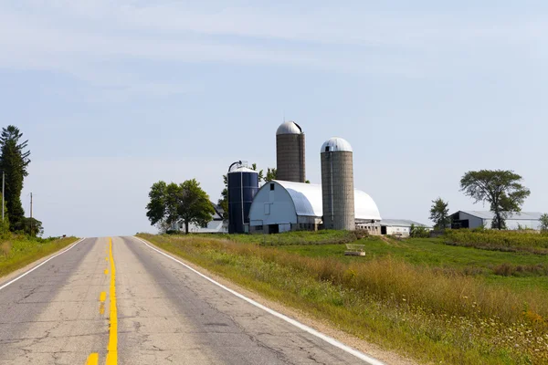 Route de campagne avec ferme — Photo