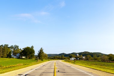 çiftliği olan kırsal yol