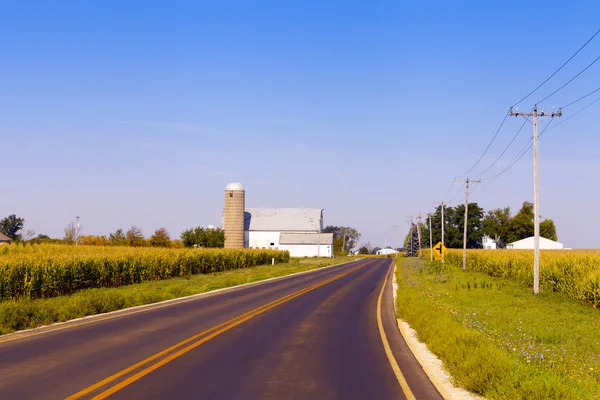 Strada di campagna con cielo blu — Foto Stock